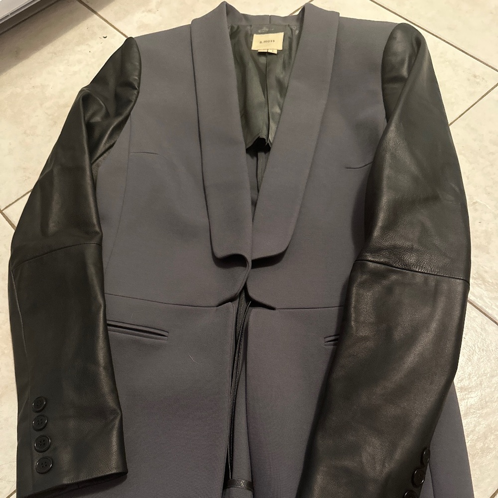 Blazer w faux leather sleeves